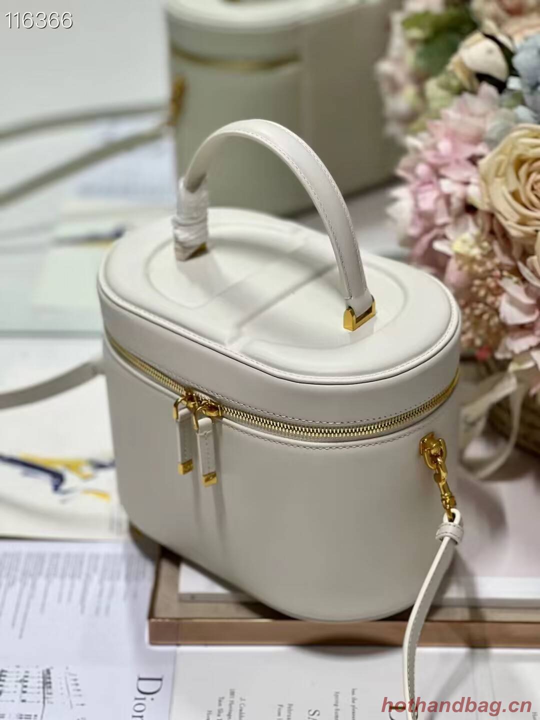 MEDIUM CD SIGNATURE VANITY CASE Calfskin with Embossed CD Signature S2202UTZQ Latte MEDIUM CD SIGNATURE VANITY CASE Calfskin with Embossed CD Signature S2202UTZQ Latte
