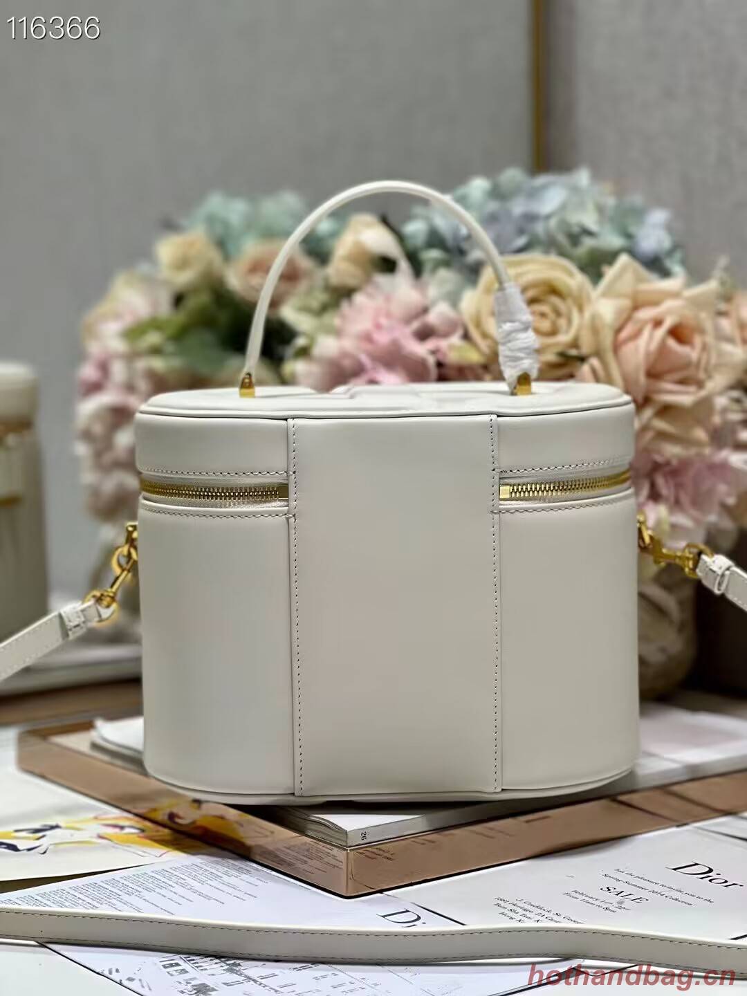 MEDIUM CD SIGNATURE VANITY CASE Calfskin with Embossed CD Signature S2202UTZQ Latte MEDIUM CD SIGNATURE VANITY CASE Calfskin with Embossed CD Signature S2202UTZQ Latte