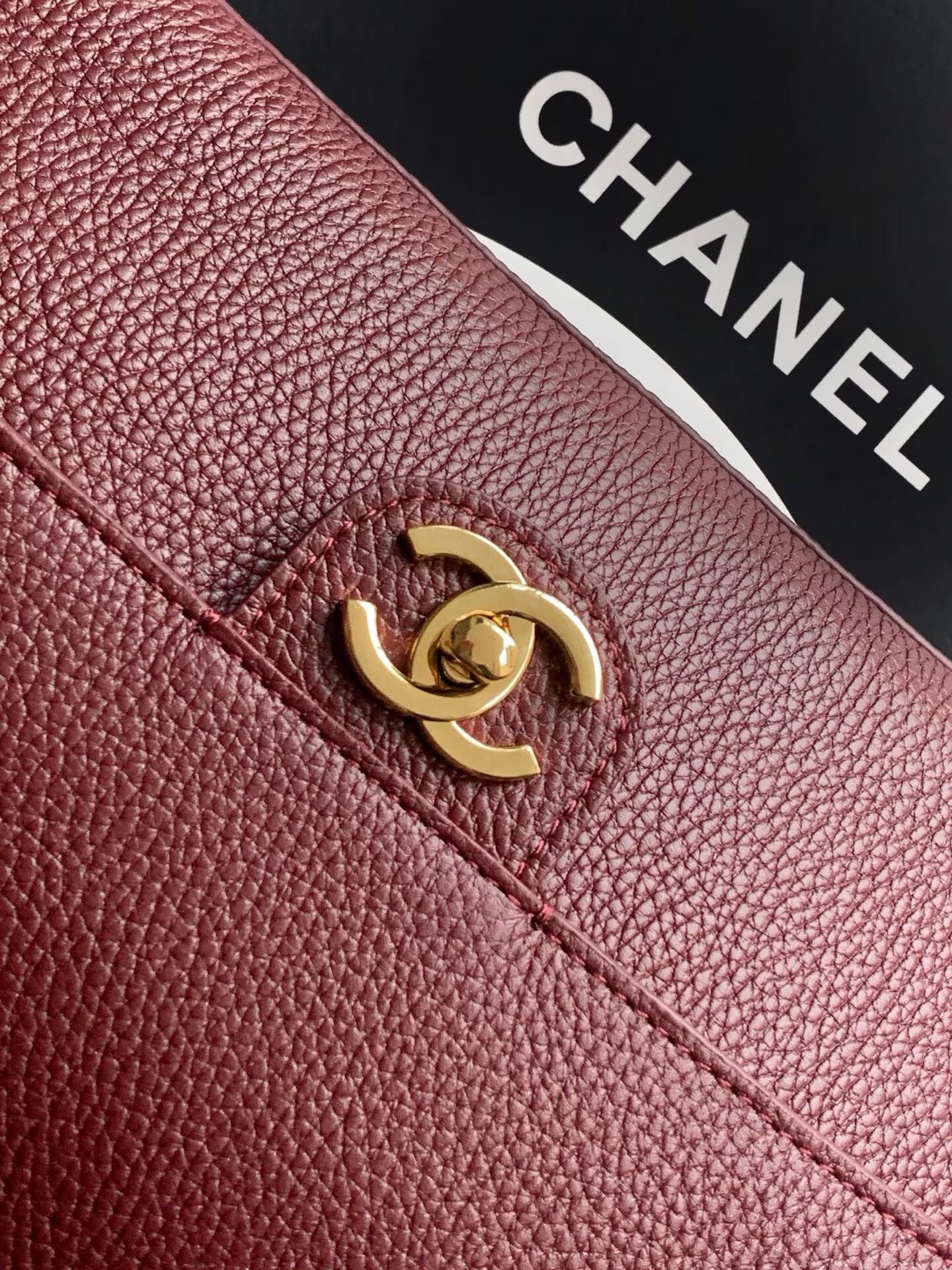 Chanel SPRING SUMMER 2026 MAXI FLAP BAG Grained Calfskin & Gold-Tone Metal AS6231 Burgundy Chanel SPRING SUMMER 2026 MAXI FLAP BAG Grained Calfskin & Gold-Tone Metal AS6231 Burgundy