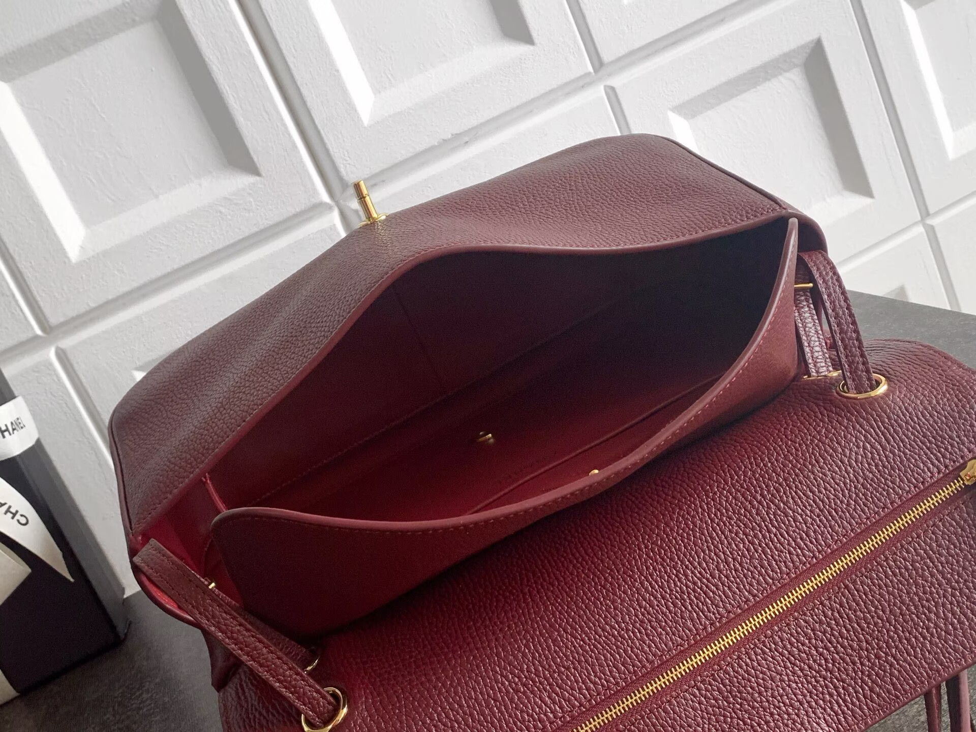 Chanel SPRING SUMMER 2026 MAXI FLAP BAG Grained Calfskin & Gold-Tone Metal AS6231 Burgundy Chanel SPRING SUMMER 2026 MAXI FLAP BAG Grained Calfskin & Gold-Tone Metal AS6231 Burgundy