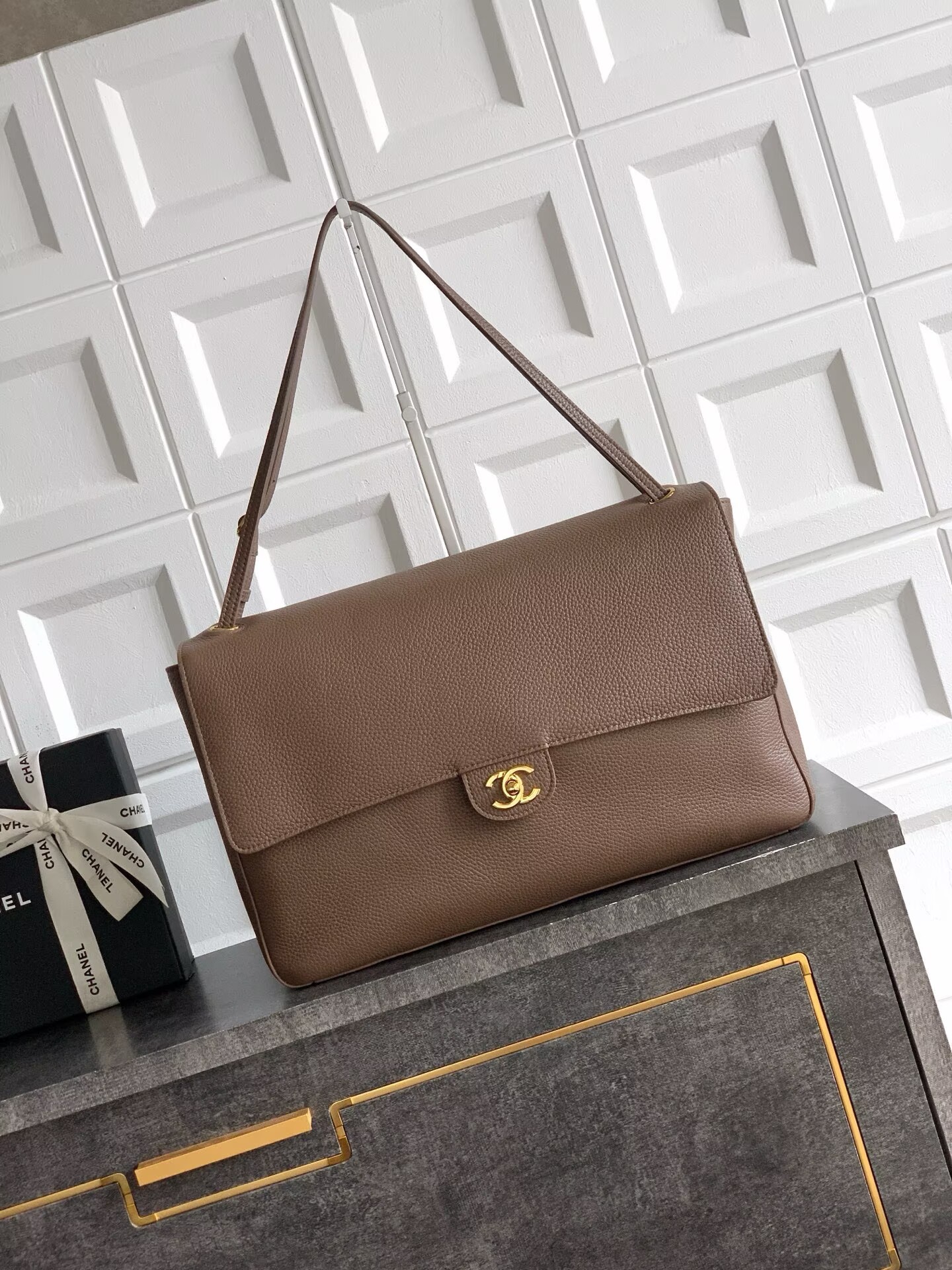 Chanel SPRING SUMMER 2026 MAXI FLAP BAG Grained Calfskin & Gold-Tone Metal AS6233 Brown