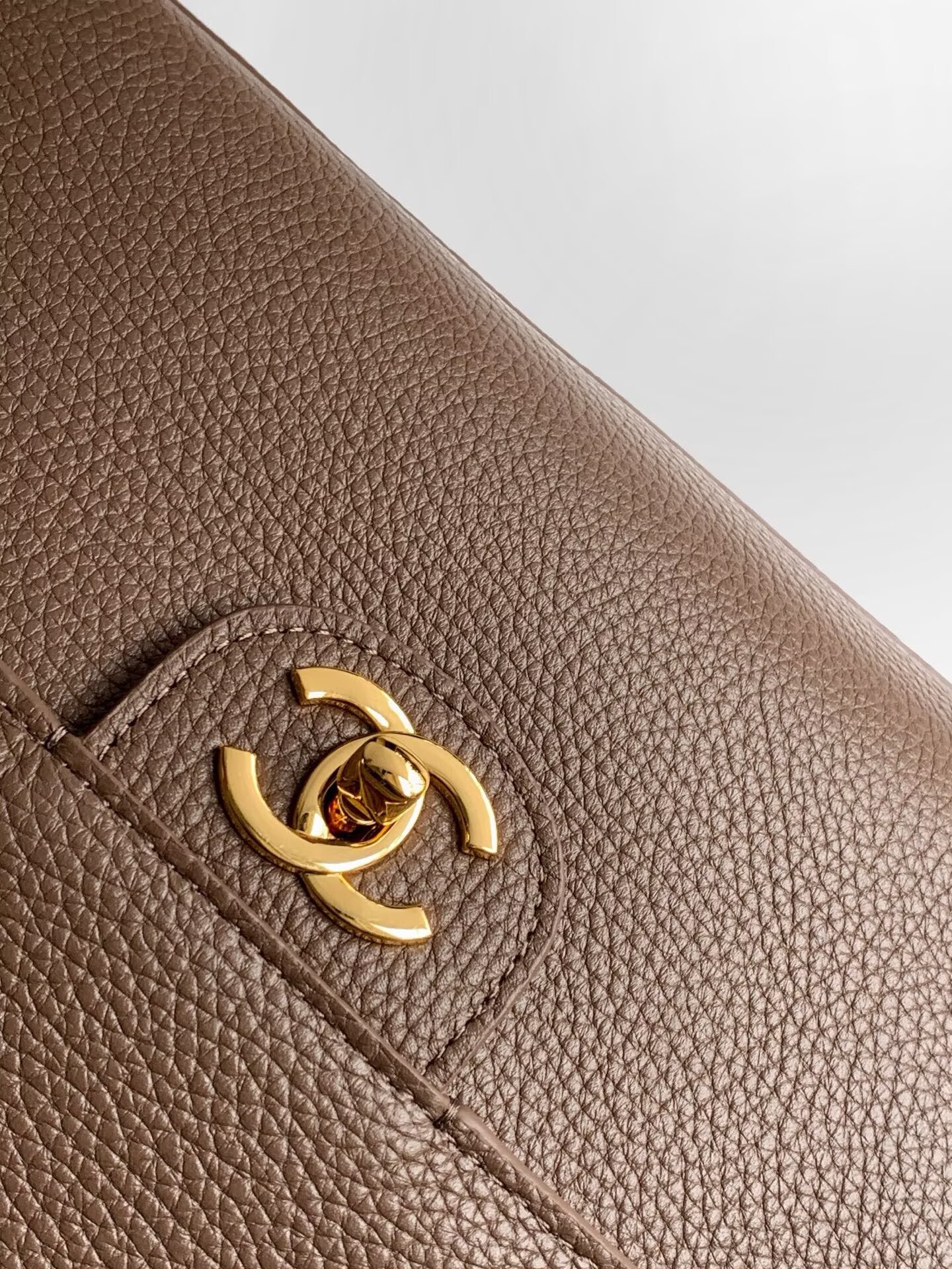 Chanel SPRING SUMMER 2026 MAXI FLAP BAG Grained Calfskin & Gold-Tone Metal AS6233 Brown Chanel SPRING SUMMER 2026 MAXI FLAP BAG Grained Calfskin & Gold-Tone Metal AS6233 Brown