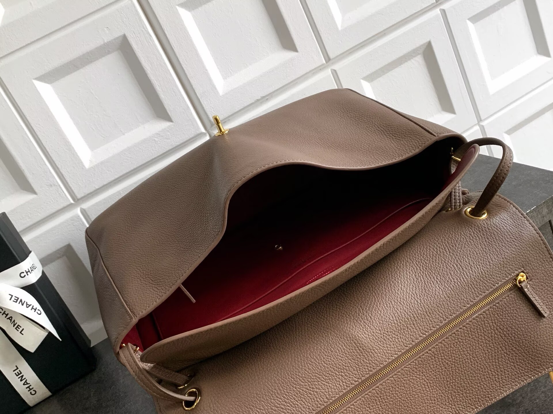 Chanel SPRING SUMMER 2026 MAXI FLAP BAG Grained Calfskin & Gold-Tone Metal AS6233 Brown Chanel SPRING SUMMER 2026 MAXI FLAP BAG Grained Calfskin & Gold-Tone Metal AS6233 Brown