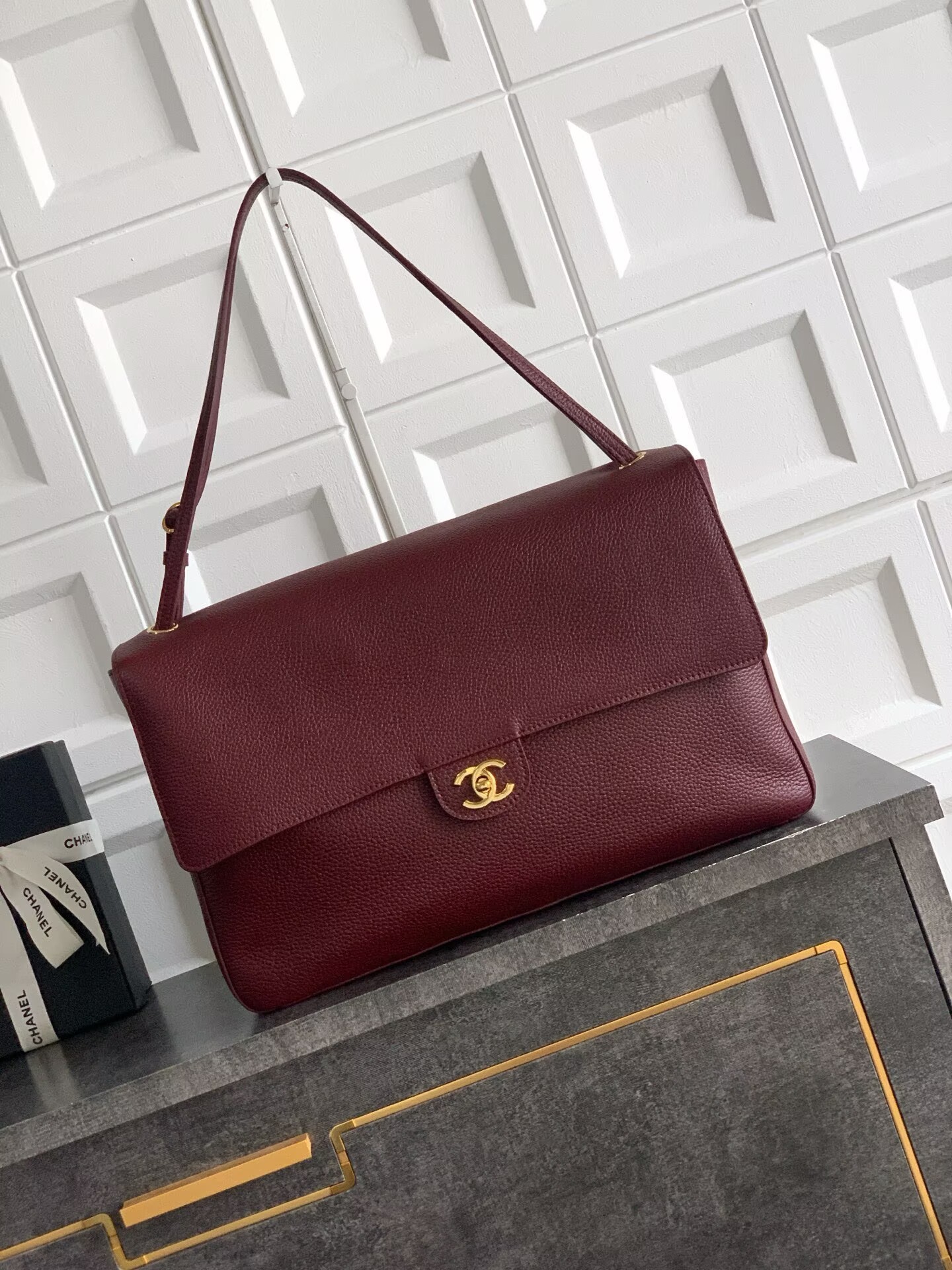 Chanel SPRING SUMMER 2026 MAXI FLAP BAG Grained Calfskin & Gold-Tone Metal AS6233 Burgundy