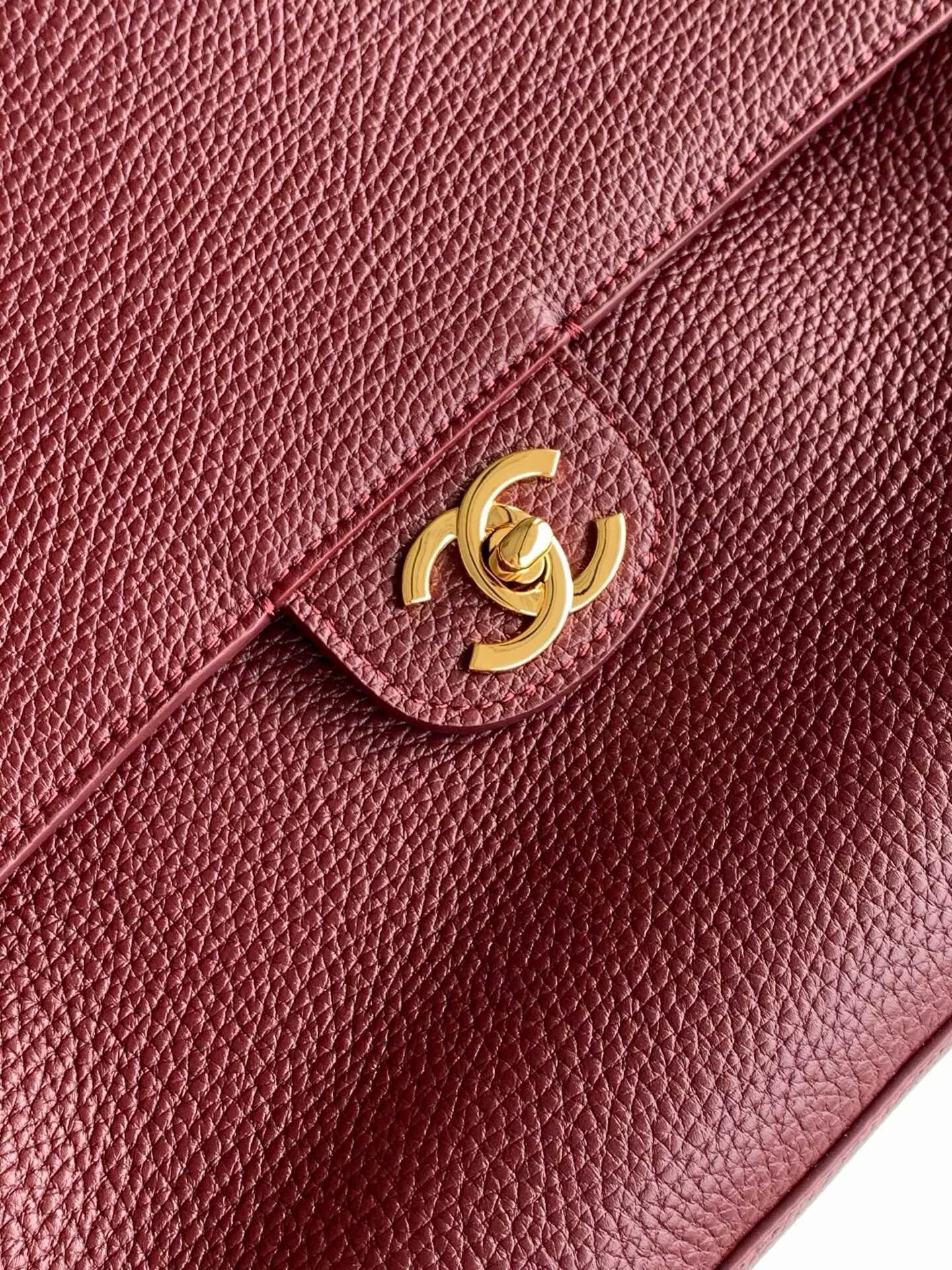 Chanel SPRING SUMMER 2026 MAXI FLAP BAG Grained Calfskin & Gold-Tone Metal AS6233 Burgundy Chanel SPRING SUMMER 2026 MAXI FLAP BAG Grained Calfskin & Gold-Tone Metal AS6233 Burgundy