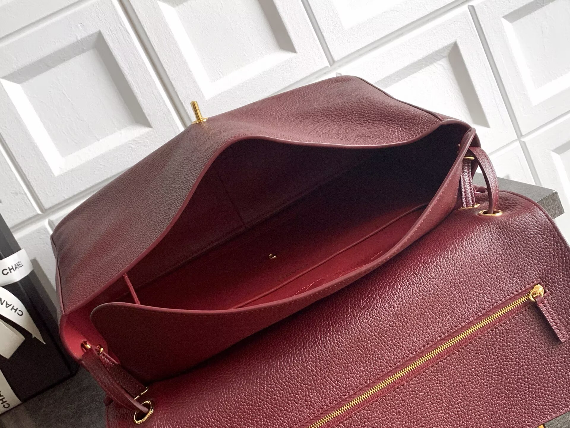 Chanel SPRING SUMMER 2026 MAXI FLAP BAG Grained Calfskin & Gold-Tone Metal AS6233 Burgundy Chanel SPRING SUMMER 2026 MAXI FLAP BAG Grained Calfskin & Gold-Tone Metal AS6233 Burgundy