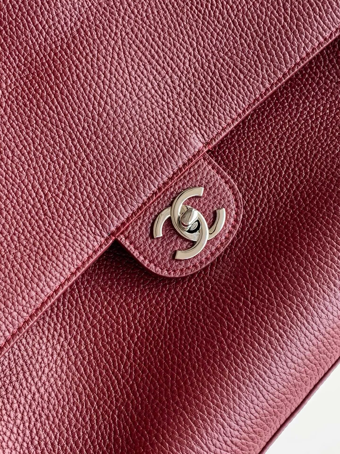 Chanel SPRING SUMMER 2026 MAXI FLAP BAG Grained Calfskin & Silver-Tone Metal AS6233 Burgundy Chanel SPRING SUMMER 2026 MAXI FLAP BAG Grained Calfskin & Silver-Tone Metal AS6233 Burgundy