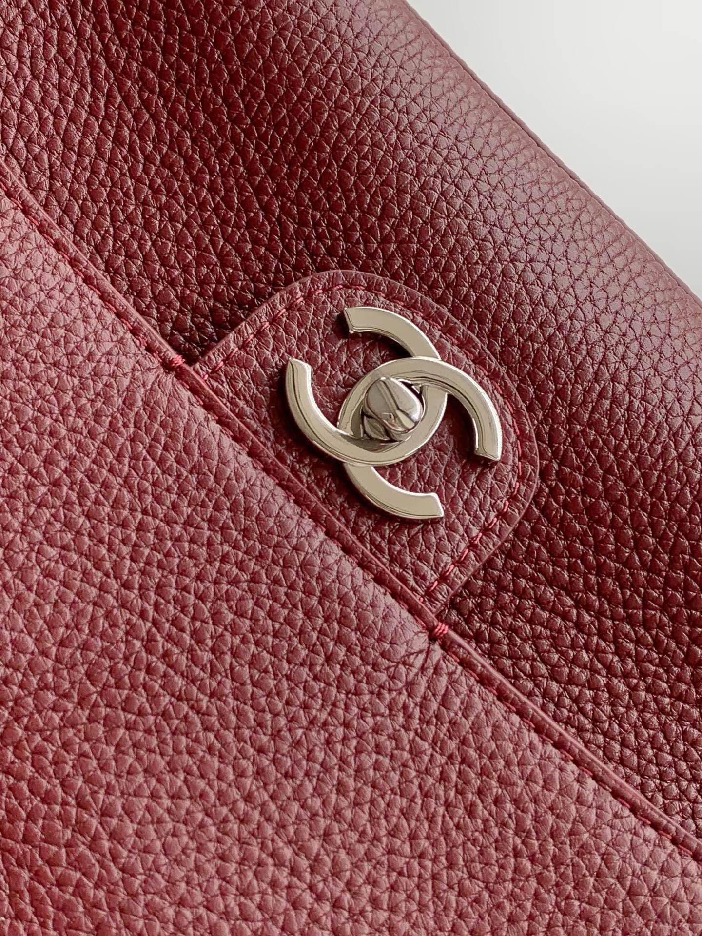 Chanel SPRING SUMMER 2026 MAXI FLAP BAG Grained Calfskin & Silver-Tone Metal AS6231 Burgundy Chanel SPRING SUMMER 2026 MAXI FLAP BAG Grained Calfskin & Silver-Tone Metal AS6231 Burgundy