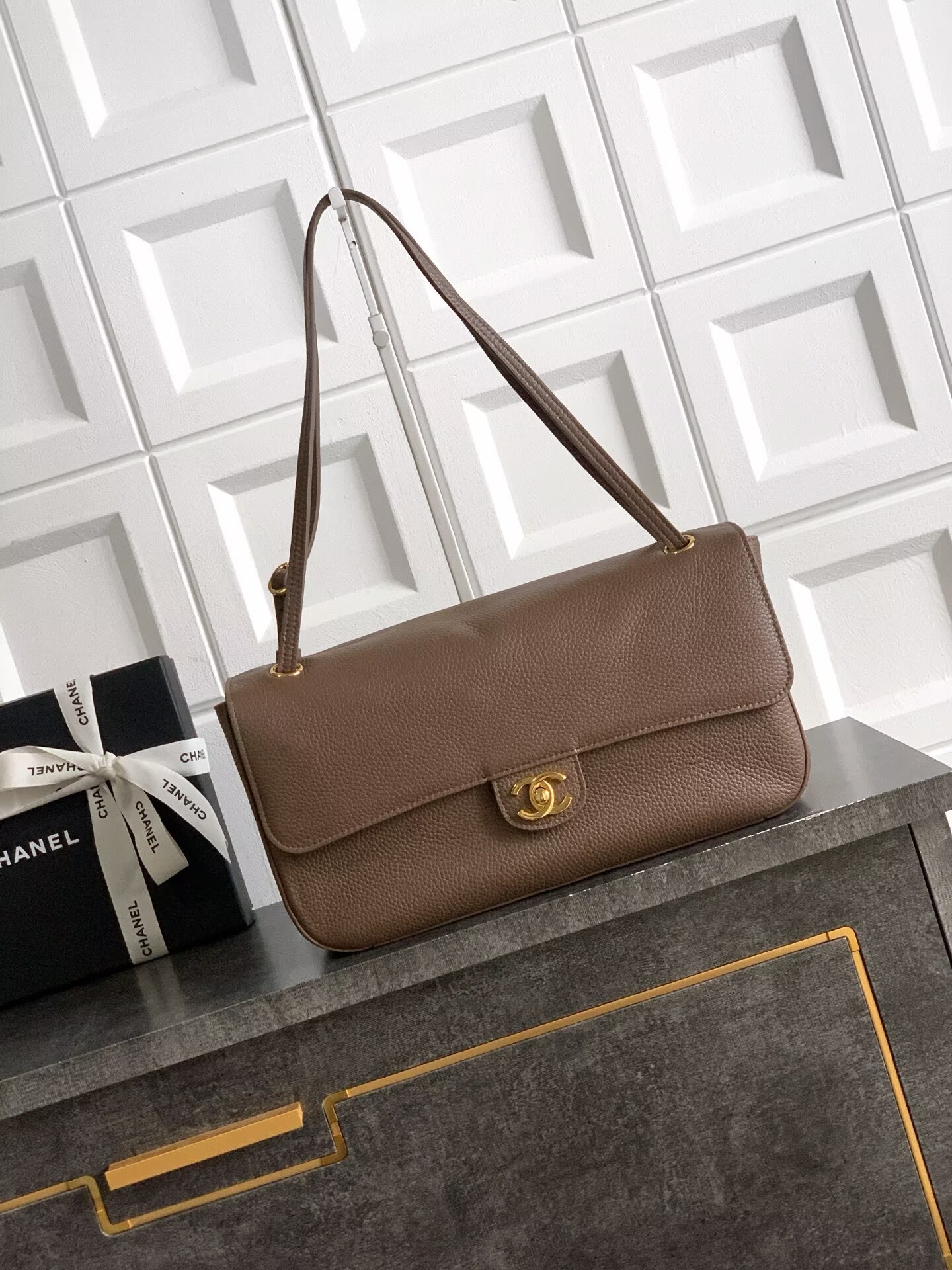Chanel SPRING SUMMER 2026 MAXI FLAP BAG Grained Calfskin & Gold-Tone Metal AS6231 Brown