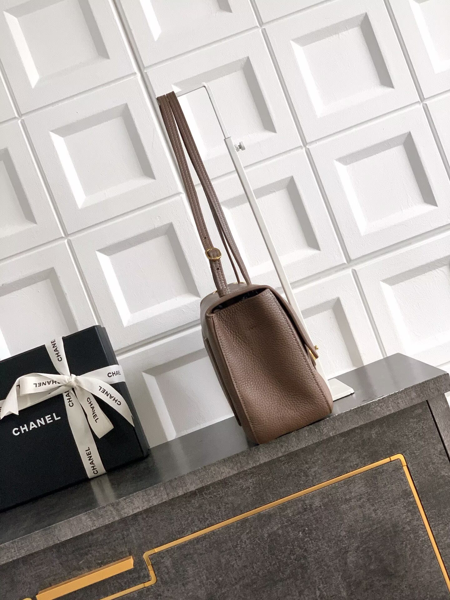 Chanel SPRING SUMMER 2026 MAXI FLAP BAG Grained Calfskin & Gold-Tone Metal AS6231 Brown