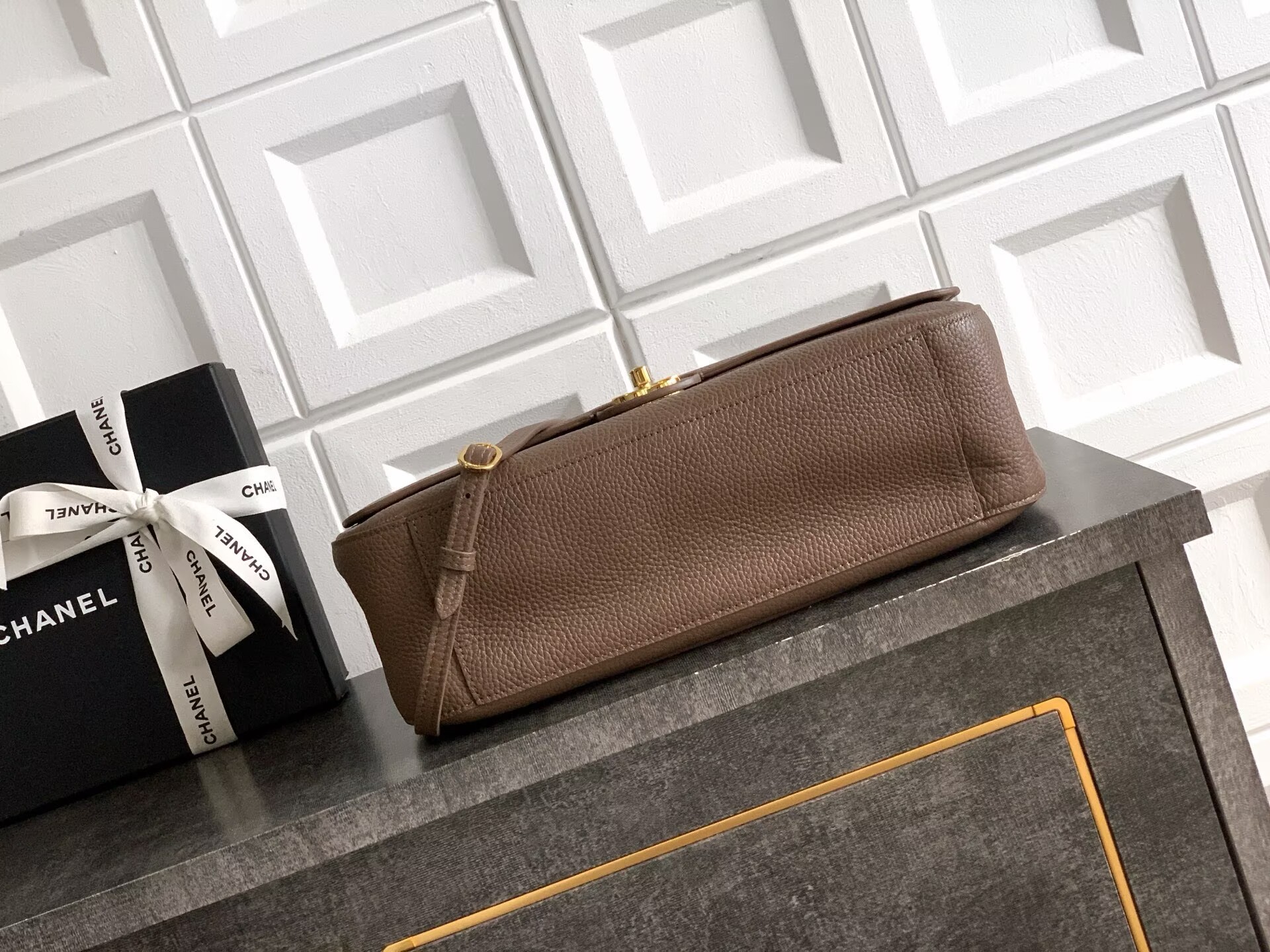 Chanel SPRING SUMMER 2026 MAXI FLAP BAG Grained Calfskin & Gold-Tone Metal AS6231 Brown