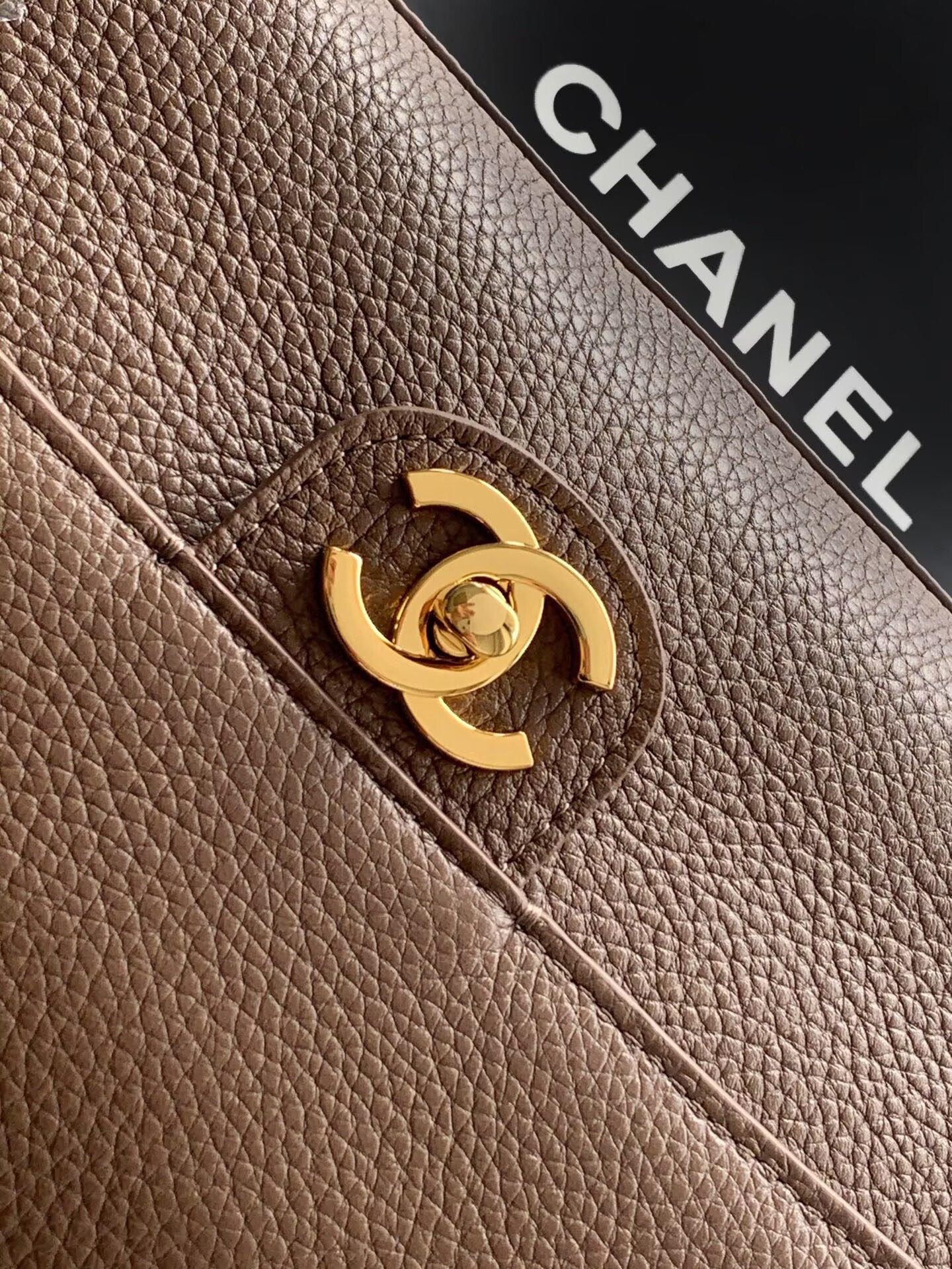 Chanel SPRING SUMMER 2026 MAXI FLAP BAG Grained Calfskin & Gold-Tone Metal AS6231 Brown