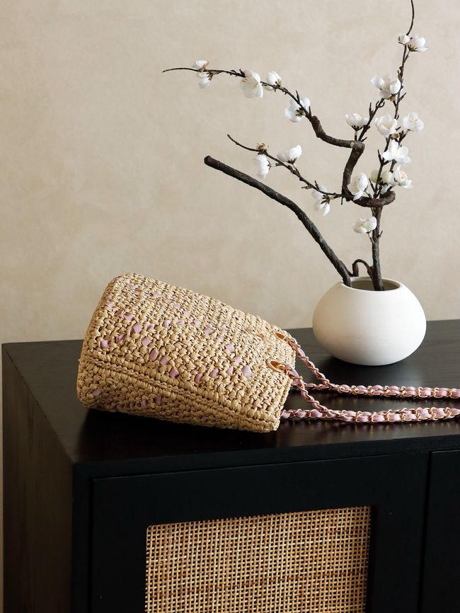 CHANEL Braided Straw Shoulder Bag AS5955 Apricot and pink CHANEL Braided Straw Shoulder Bag AS5955 Apricot and pink