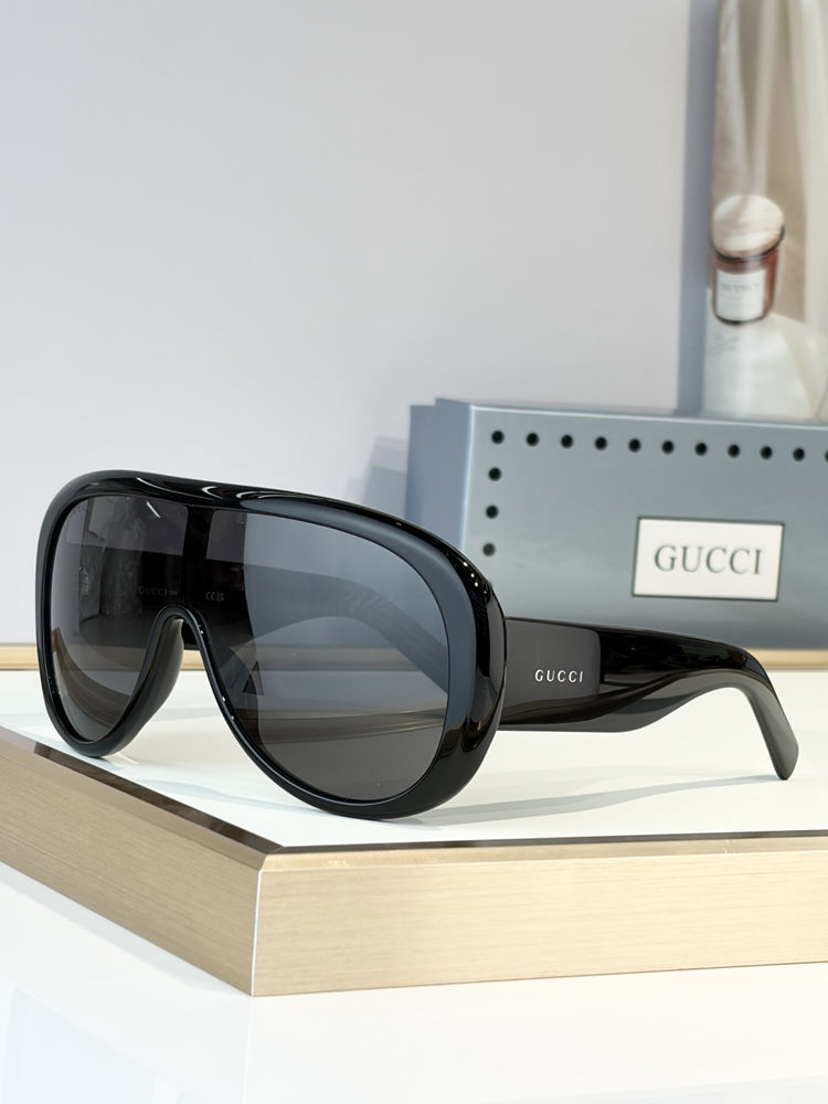 Gucci Sunglasses GUS00021-5