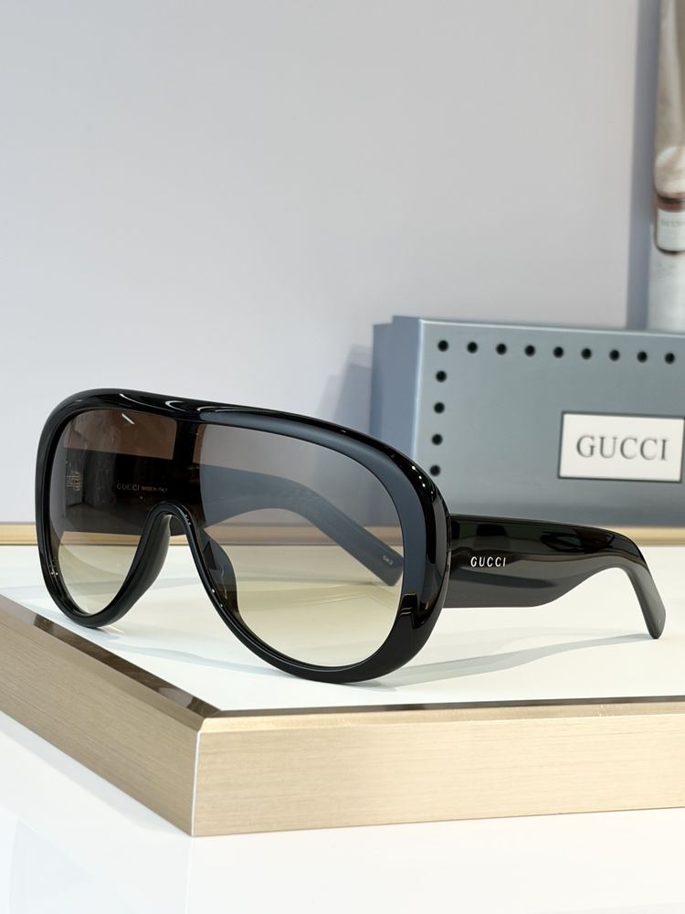 Gucci Sunglasses GUS00022-3