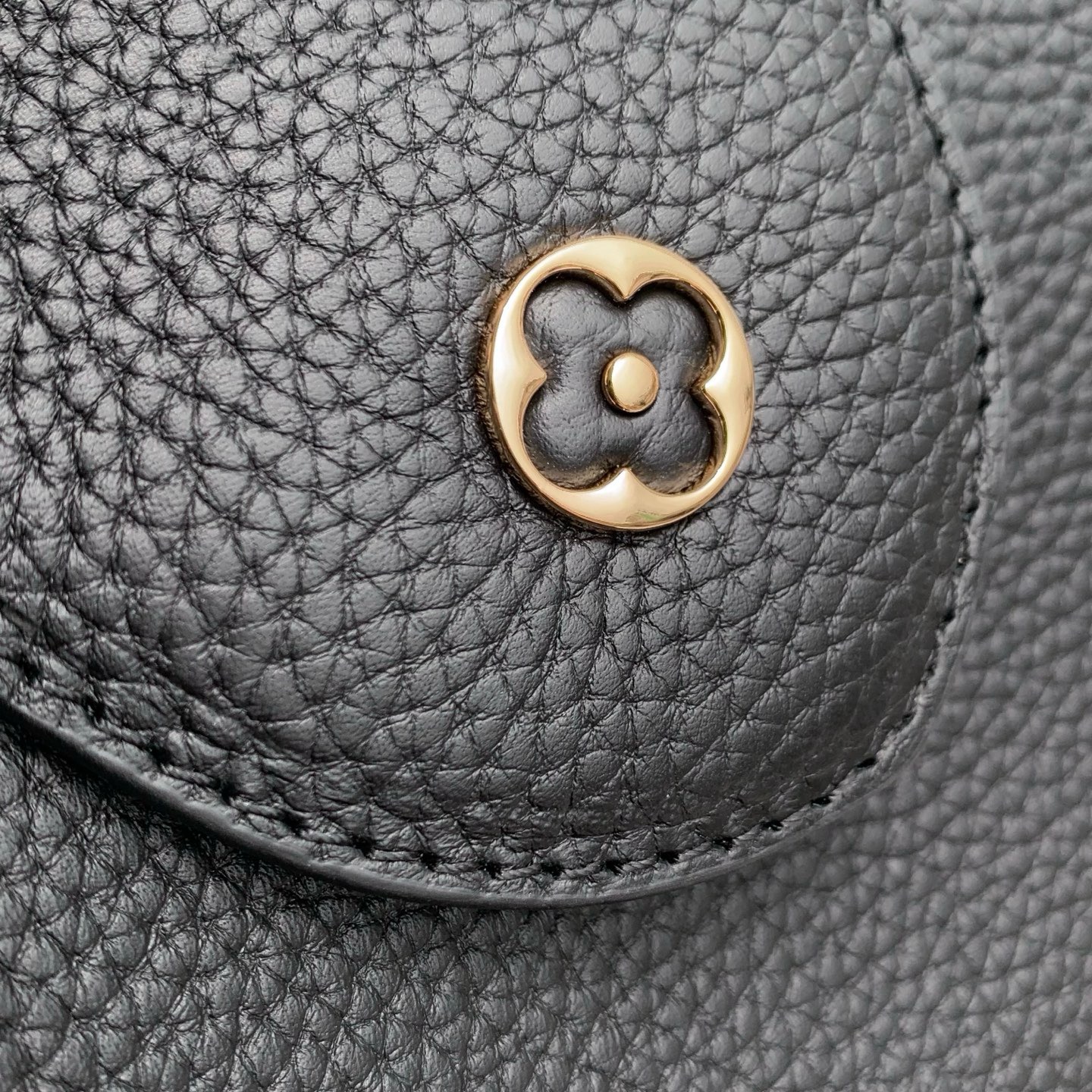 Louis Vuitton Capucines East West Mini M29443 black