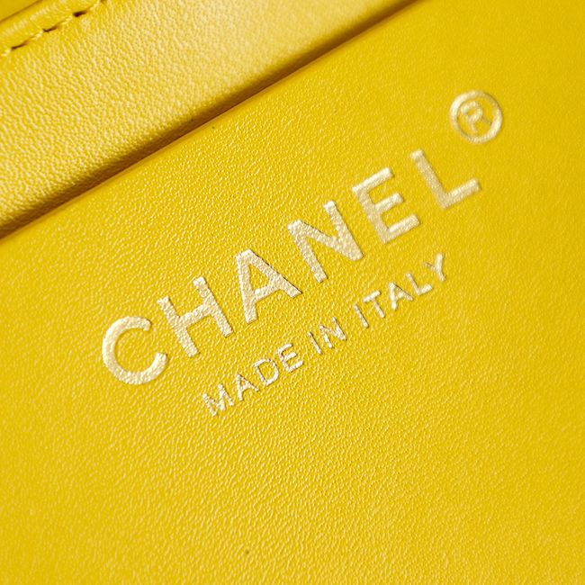 CHANEL medium Flapbag Braided Straw 66992 yellow CHANEL medium Flapbag Braided Straw 66992 yellow