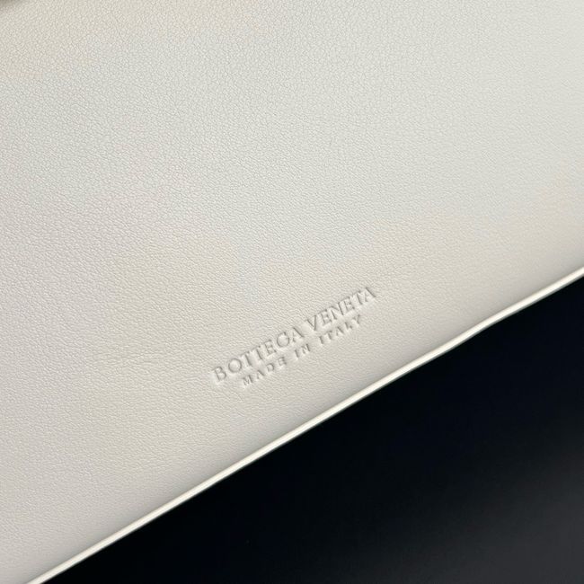 Bottega Veneta Medium Andiamo 09555 Sea salt Bottega Veneta Medium Andiamo 09555 Sea salt