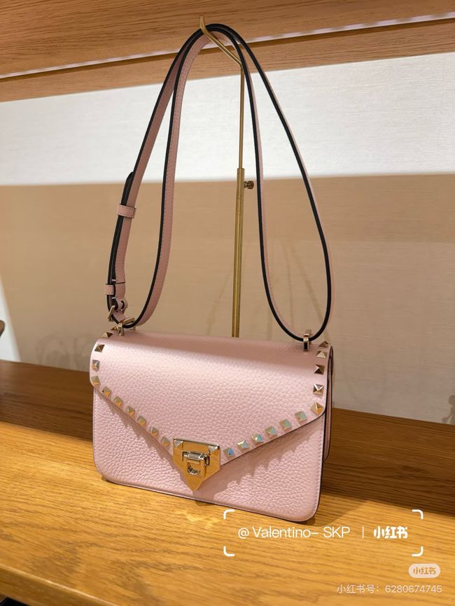 VALENTINO ROCKSTUD Small grained calfskin Shoulder Bag B0T76 pink